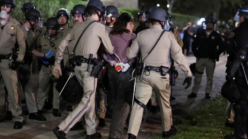 اشتباكات بين شرطة لوس أنجلوس والطلبة المحتجين بجامعة كاليفورنيا