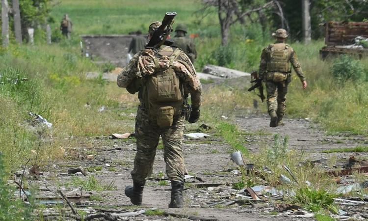 South Korea confirms that Ukraine has captured two North Korean soldiers fighting with the Russians