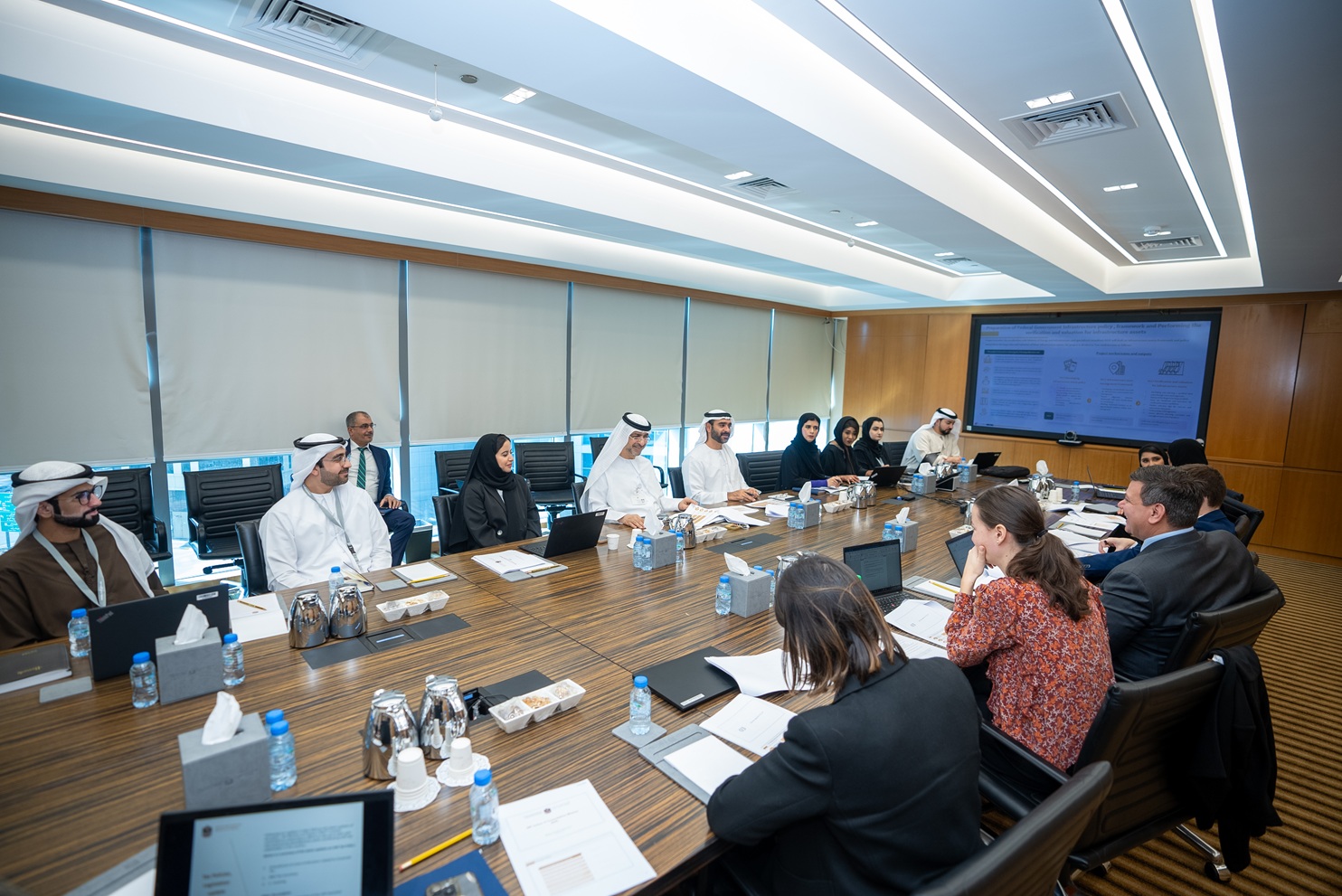 The IMF mission reviews the most important financial and economic developments in the Emirates