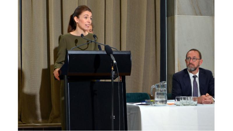 رئيسة وزراء نيوزيلندا تعتذر بعد تقرير عن هجوم المسجدين أظهر تقصيراً
