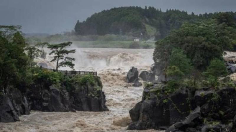 مقتل شخص بانزلاق للتربة مع اقتراب إعصار جديد من اليابان