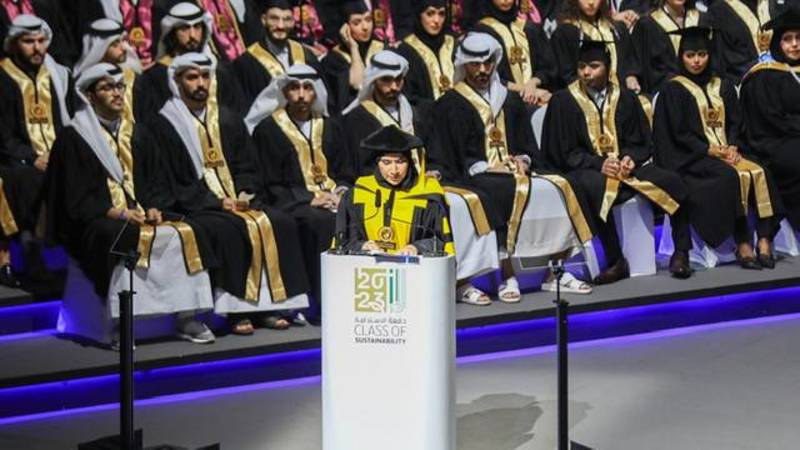 نهيان بن مبارك يكرم 255 خريجاً وخريجة من «دفعة الاستدامة» بجامعة دبي |  صحيفة الخليج