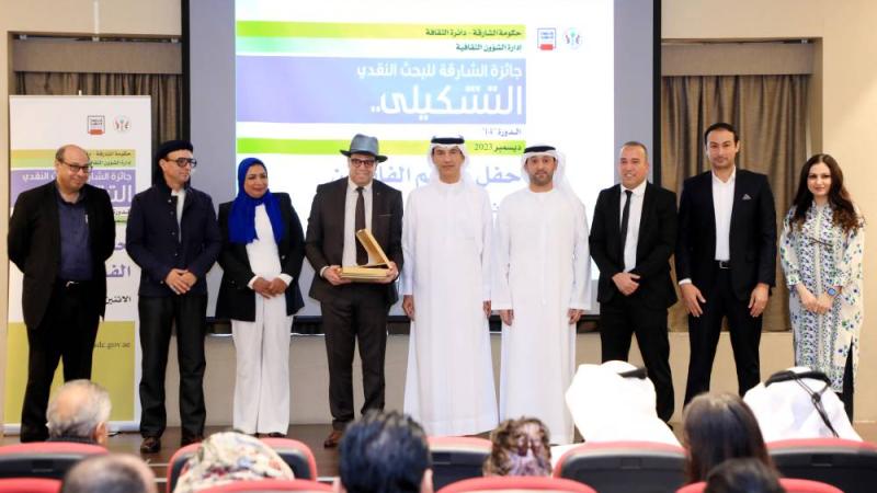عبدالله العويس ومحمد القصير مع الفائزين بالجائزة