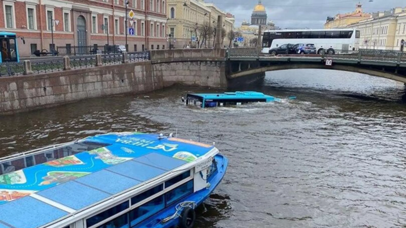 مصرع 3 أشخاص بانقلاب حافلة في مدينة سان بطرسبرغ الروسية