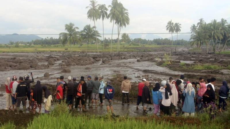 فيضانات وحمم بركانية باردة تودي بـ12 شخصاً في إندونيسيا