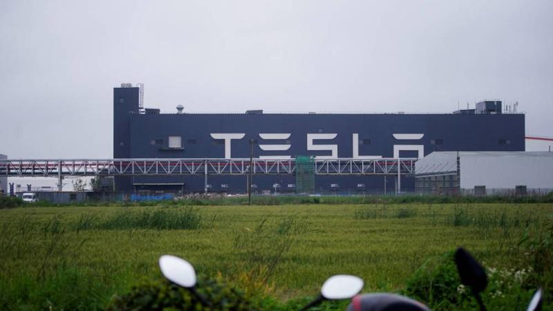 مصنع «تيسلا» في شنغهاي (رويترز)