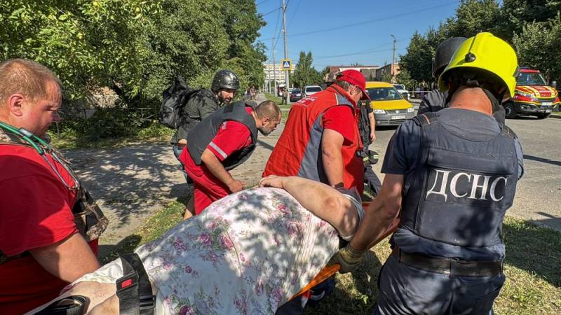 نقل مصابة جراء غارة روسية على أوكرانيا (رويترز)