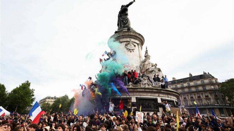احتجاجات في باريس ضد فوز اليمين الفرنسي في الانتخابات (رويترز)