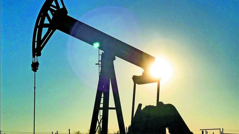 النفط يرتفع بعد انخفاض أكبر من المتوقع في المخزونات الأمريكية