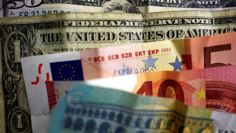 أوراق نقدية بالدولار الأمريكي واليورو في فرانكفورت (رويترز)