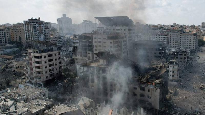 إسرائيل تقتل عشرات الفلسطينيين في قصف كثيف على غزة