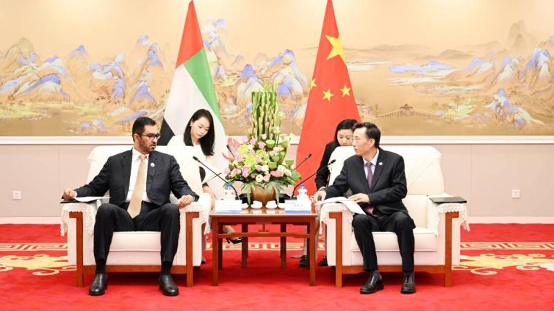 الإمارات والصين تبحثان تعزيز التعاون في قطاعي الصناعة والطاقة