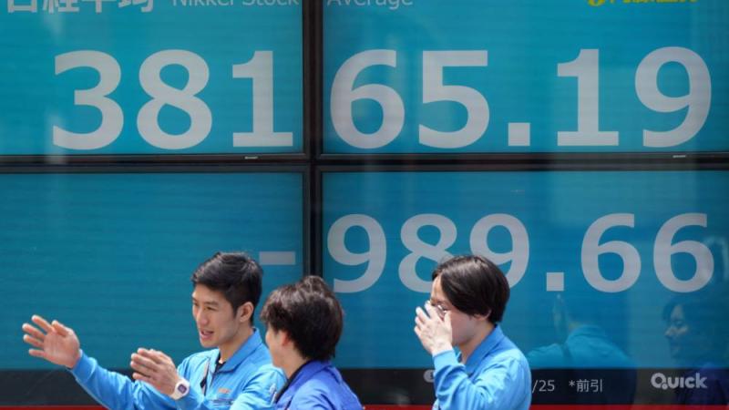لوحة أسعار إلكترونية تعرض مؤشرات الأسهم في بورصة طوكيو