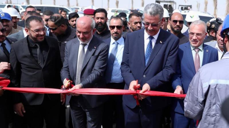 وزير النفط العراقي خلال افتتاحه محطة الكهرباء
