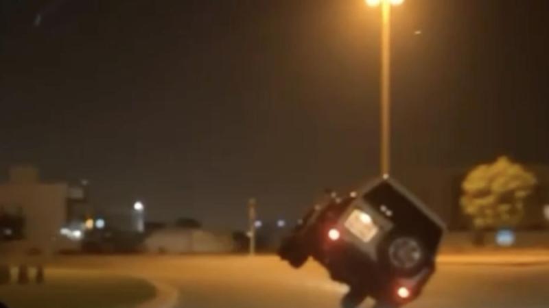 شرطة دبي تضبط شاباً وتحجز مركبة قادها على إطارين بمنطقة ند الشبا