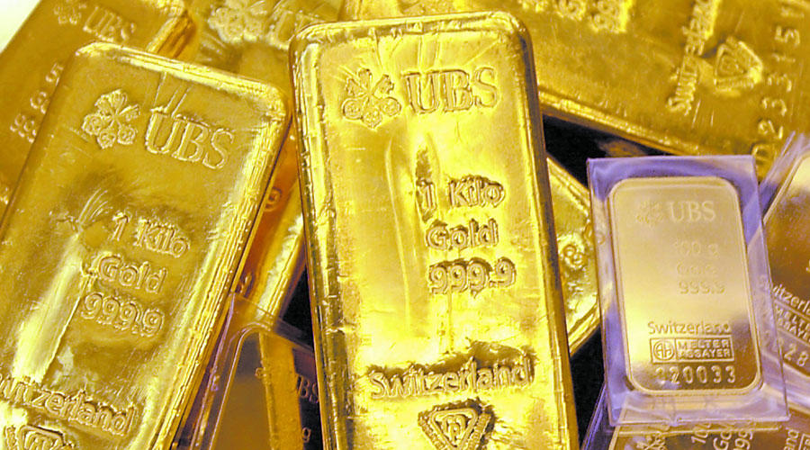 Between bets on rising interest rates, gold drops 1%