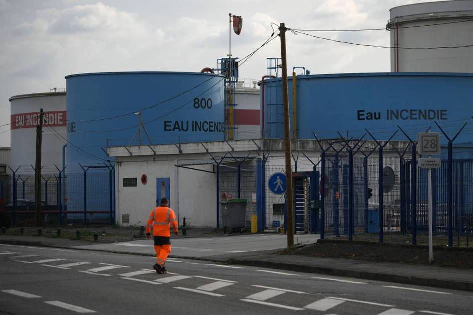 Le gouvernement français menace de lever le blocus de la raffinerie face aux grèves