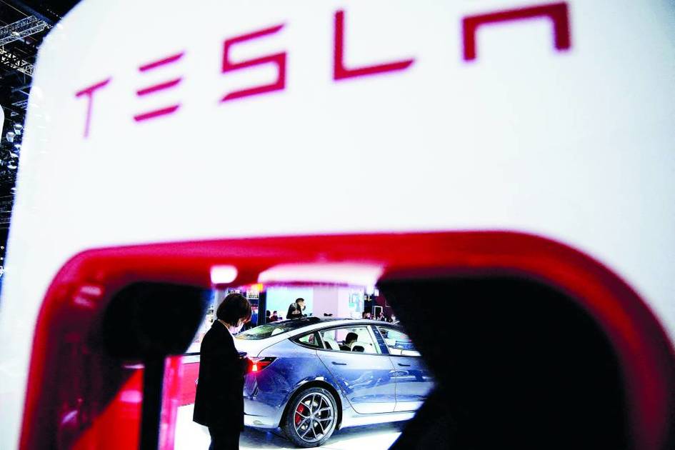 Can “Tesla” compete with “Apple” in achieving profits? .. An economist answers