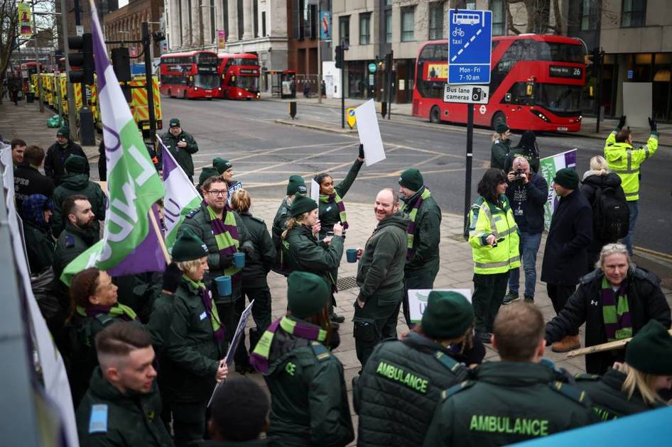 Nouvelle grève pour les ambulanciers britanniques et aucune solution en vue