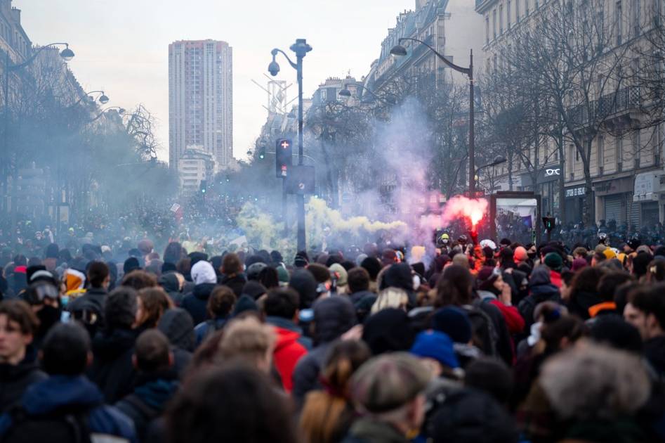 Les « anciens » français décident de relever l’âge de la retraite… et les protestations se poursuivent