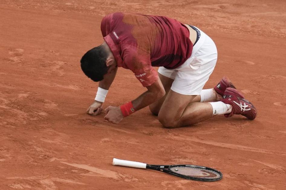 The injury keeps Djokovic away from Roland Garros and causes him to lose the top spot in the rankings